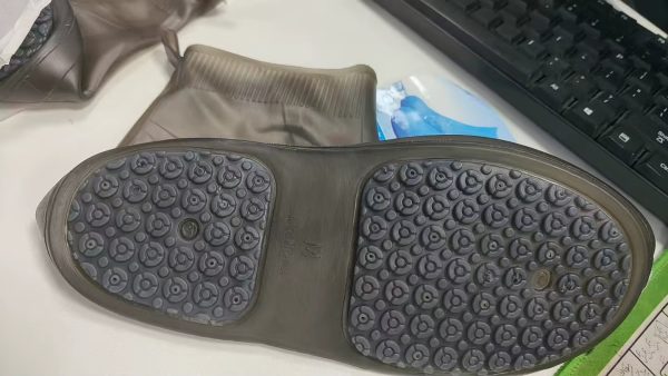 H0460cdc3ef414c5b93ae0bbc4a4c8202J Pack Protection Totale – Étui flottant étanche pour téléphone + Surchaussures en silicone antidérapantes – Idéal pour voyages, activités nautiques et météo capricieuse